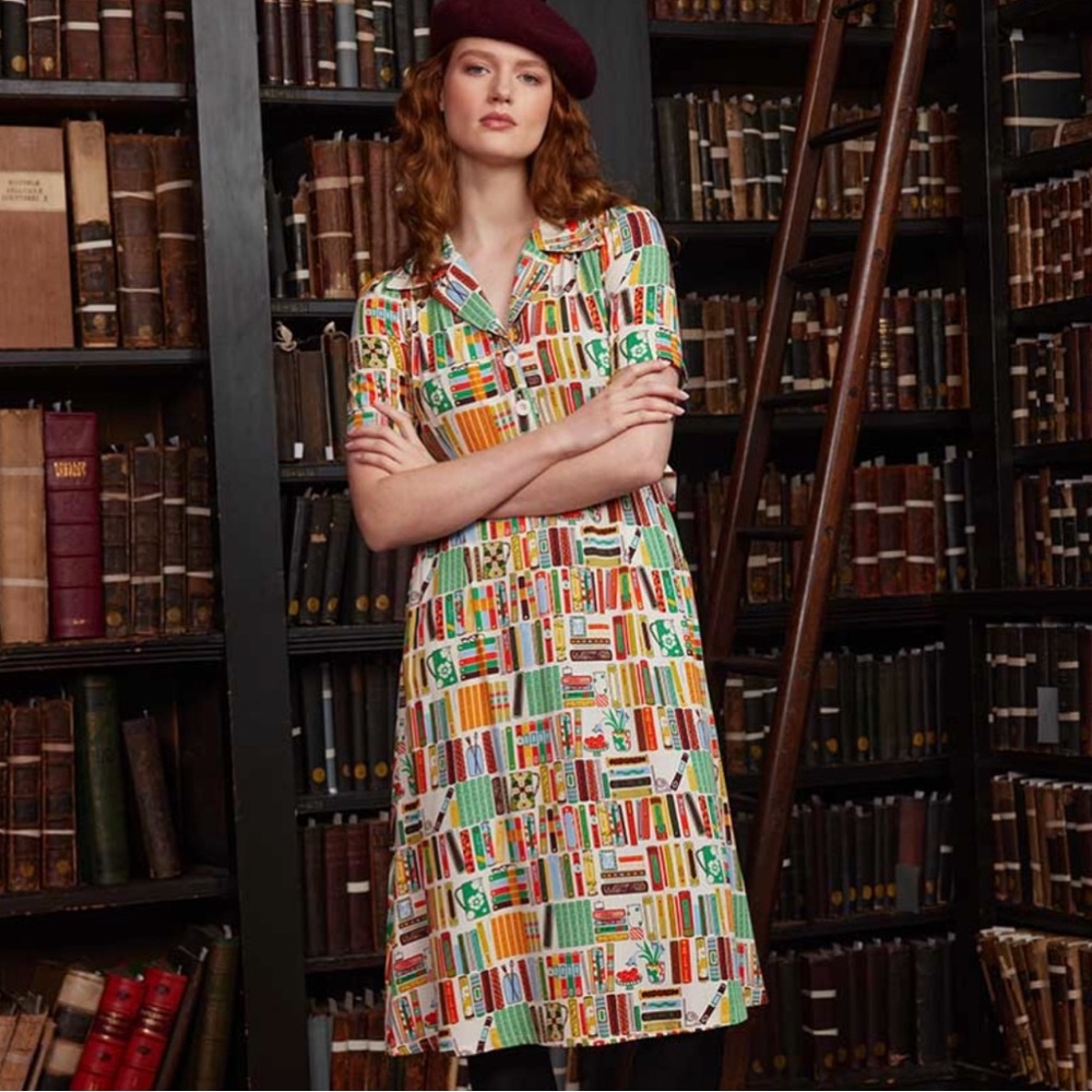 JOANIE CLOTHING Dress Midi fit with cute book print Vintage look